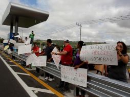 Ayer fue la cuarta manifestación de vecinos inconformes con el peaje en la autopista a Zapotlanejo. A. HINOJOSA.  /