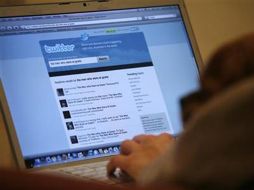 Las redes sociales y los microblogs como Twitter son herramientas que los jóvenes deben aprender a usar correctamente. REUTERS  /