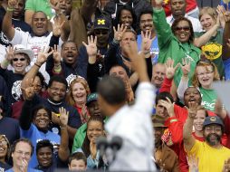 Decenas de ciudadanos en el acto del Día del Trabajo vitorearon y se acercaron a saludar al presidente Obama. AP  /