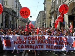 'No pagamos tu cuenta, cambia el menú' dice la pancarta durante las manifestaciones turinesas contra las medidas de austeridad. AP  /