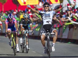 Juan José Haedo celebra que cruzó la línea de meta en Haro. AFP  /