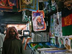 Un retrato de Osama bin Laden se exhibe en un mercado. REUTERS  /