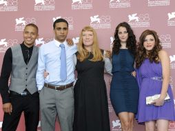 La directora Andrea Arnold (al centro) posa con los actores que interpretaron a Heathcliff y Cathy para su nueva producción. EFE  /