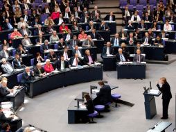 Angela Merkel, hoy, ante el parlamento alemán. EFE  /