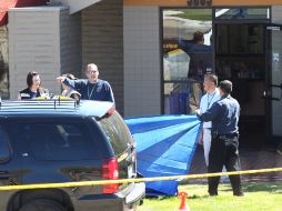 Agentes policiacos en la escena del tiroteo. AP  /