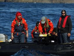 Un equipo de buzos opera durante las labores de búsqueda de restos del avión. EFE  /