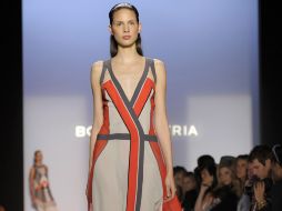 Una modelo luce en pasarela una creación de BCBGMAXAZRIA. EFE  /