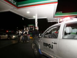 Agentes de la Procuraduría del Estado arriban a la escena del crimen para iniciar con las investigaciones. O. RUVALCABA  /