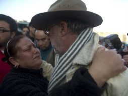 Una madre llora mientras le dice adiós al poeta mexicano en la plaza del Zócalo en Ciudad de México. AFP  /