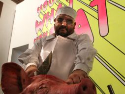 En el muro del fondo parpadeaba un enorme letrero donde se podía leer la invitación a comer de su carne: Eat pork meat. A. HINOJOSA  /