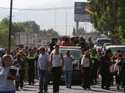 Los agentes antimotines dispersaron a los pobladores con gases lacrimógenos. ARCHIVO  /