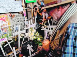 Javier Sicilia deposita una veladora y un ramo de flores en un altar en memoria de su hijo. NTX  /