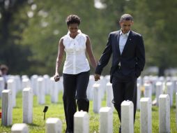 Barack Obama, y su esposa Michelle, visitan el sector 60 del cementerio de Arlington. EFE  /