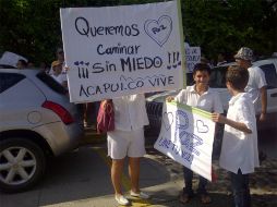 Habitantes de Guerrero reciben a la caravana con letreros. A. GUILÉN  /
