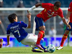 Aquino (I) de Cruz Azul y  Rojas (D) de Morelia, durante juego de la semana 8 del Apertura. MEXSPORT  /