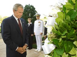 El ex presidente George W. Bush, permanece frente a una ofrenda por los caídos hace 10 años en el Pentágono. AP  /