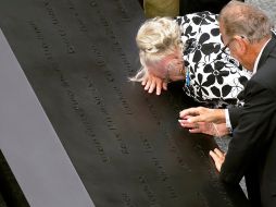 Familiares visitan el Memorial del 11-S, en la 'Zona Cero' de Nueva York, en el décimo aniversario de los atentados. REUTERS  /