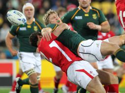 Jean de Villiers ( Sudáfrica ) es derribado por Jamie Roberts (Gales) en el Mundial de Rugby 2011. AFP  /