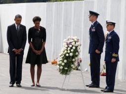 Barack Obama y Michelle visitaron el monumento de mármol en memoria de los 40 muertos del vuelo 93. REUTERS  /