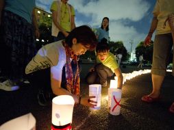Exactamente a las 14:46 horas, todos pararon sus actividades y observaron un minuto de silencio. EFE  /