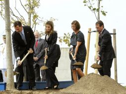 Los príncipes de Asturias, y el embajador de EU, Alan Solomont, cavan durante un acto de homenaje a las víctimas del terrorismo. EFE  /