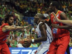 Los jugadores de la selección española de baloncesto Sergio Llull (I) y Serge Ibaka pelean por el balón con el francés Ali Traore.EFE  /
