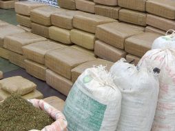 La cocaína confiscada ya está siendo pesada por las autoridades. AP  /