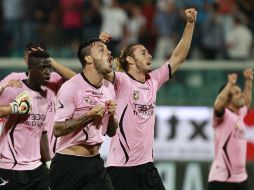 Pinilla, Federico Balzaretti (CDer) y Afriyie Acquah (D) celebran el triunfo al final del partido de la Serie A. REUTERS  /