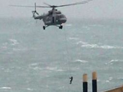 Imagen cedida hoy por la Marina Armada de México que muestra las labores de rescate de trabajadores en el Golfo de México. EFE  /