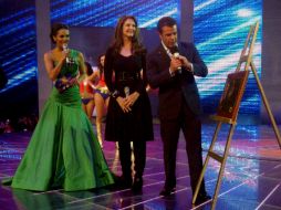 Lynda Carter, mejor conocida como la ''Mujer Maravilla'', recibió un reconocimiento de la producción. FOTO TOMADA DE TWITTER @algavito  /