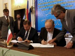 El ministro ruso de Energía Sergei Shmatko y el ministro del exterior iraní Ali Akbar Salehi firman el memorandum de cooperación. AFP  /