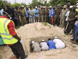 Familiares y personal sanitario sepultan hoy a una de las 197 víctimas del naufragio del sábado 10 de septiembre. EFE  /