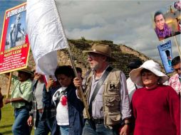 La Caravana por la paz, encabezada por el poeta Javier Sicilia, arribó esta mañana al centro ceremonial de Monte Albán. NOTIMEX  /