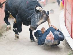 Tras ser embestido por un toro, Salvador Hernández se encuentra bajo observación médica. E PACHECO  /