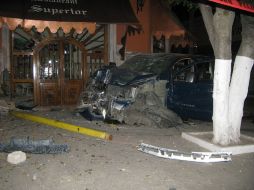 El vehículo de los presuntos delincuentes quedó completamente deshecha tras la balacera. M. PATIÑO  /