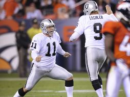 Sebastián Janikowski celebra el gol de campo de 63 yardas con lo que igualó una marca de la NFL. AP  /