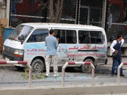 Periodistas observan una camioneta que fue usada para detonar explosivos cerca de la embajada. AFP  /