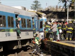 De acuerdo con las primeras investigaciones el autobús quiso atravesar la barrera de protección cuando estaba por bajar. EFE  /