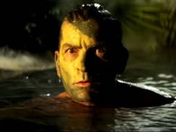 El actor aparece con el rostro camuflado debajo del agua. ESPECIAL  /