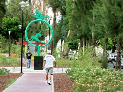 Al fondo, una de las piezas de herrería colocadas en el camellón de Pablo Neruda. E. BARRERA  /