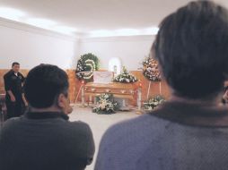 Familiares y amigos dieron el último adiós este martes a Salvador Hernández, durante el velorio. E. PACHECO  /