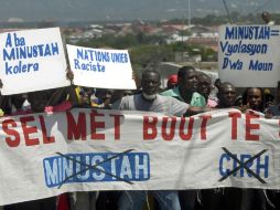 La manifestación fue dispersada varias veces por la policía cuando los estudiantes intentaron acercarse a la gran plaza. REUTERS  /