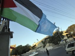 Una bandera palestina cosida a otra de la ONU ondea en Gaza. EFE  /