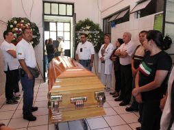 Familiares y amigos del Salvador Hernández, compungidos por su muerte. M. FREYRÍA  /