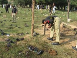 Policía pakistaní recoge evidencias en el lugar del atentado. AP  /