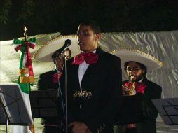 El grupo de mariachis lucieron con orgullo enormes sombreros mexicanos blancos y trajes negros con ribetes dorados. ESPECIAL  /
