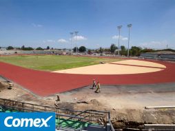 Emilio González destacó que la pista de tartán ya está colocada, además de que se concluyeron la gradería y la estructura. E. PACHECO  /