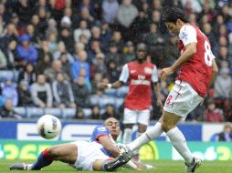 Mikel Arteta del Arsenal (d) dispara para anotar durante el encuentro. REUTERS  /