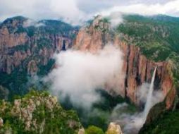 Los seminaristas, por guarecerse de la lluvia, quedaron atrapados en la cascada. ARCHIVO  /