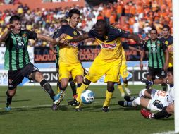 Christian Benitez de America (D) hace un gran esfuerzo para acercarse al territorio de los 'felinos' chiapanecos. MEXSPORT  /